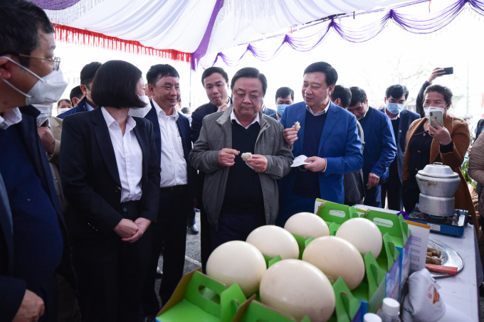 Bộ trưởng Lê Minh Hoan và Bí thư Phạm Xuân Thăng thưởng thức các sản phẩm OCOP của tỉnh Hải Dương. Ảnh: Tùng Đinh.