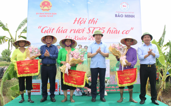 Bộ trưởng Lê Minh Hoan và Bí thư Phạm Xuân Thăng trao giải cho các đội đoạt giải Hội thi Gặt lúa rươi ST 25 hữu cơ' diễn ra ngày 13/6/2022. Ảnh: Trung Quân.