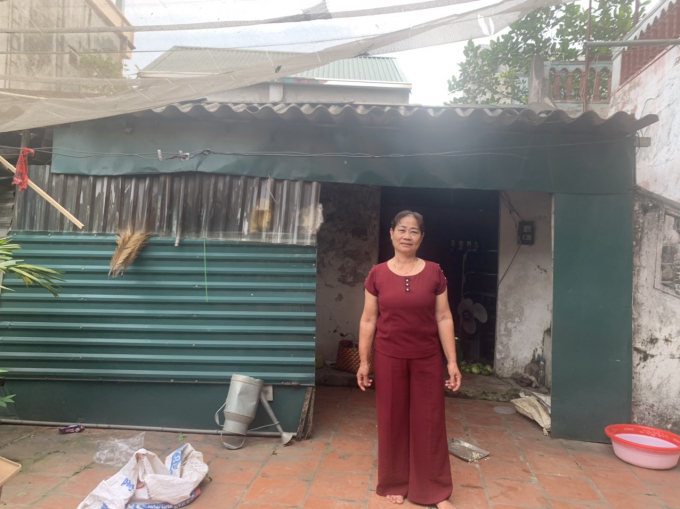 Bà Phùng Thị Hải (vợ ông Bình) bên căn nhà lụp xụp đang được thế chấp tại ngân hàng với khoản nợ lên đến gần 2,5 tỷ đồng tại ngân hàng HD Bank. 