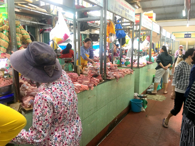 Từ khi 2 cơ sở giết mổ động vật tập trung hoạt động trên địa bàn thành phố Quy Nhơn, sản phẩm động vật trên thị trường được bảo đảm an toàn vệ sinh thực phẩm. Ảnh: Đình Thung.