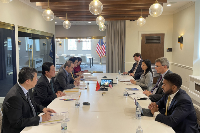 Minister Le Minh Hoan worked with Deputy Under Secretary of the US Department of Agriculture Jason Hafemeiser. Photo: Le Trung Quan.