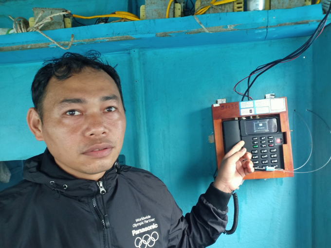 Ngư dân Huỳnh Văn Trí cho biết, gia đình anh trang bị cho 2 tàu cá bằng thiết bị giám sát hành trình VNPT-VSS, nhưng thiết bị liên tục bị lỏng sim gây mất kết nối. Ảnh: Kim Sơ.