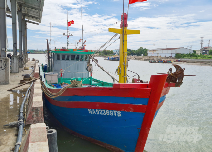 Hàng loạt phương tiện tàu cá tại Nghệ An gặp sự cố về thiết bị giám sát hành trình, bao gồm cả tàu đóng mới theo Nghị định 67. Ảnh: Việt Khánh.