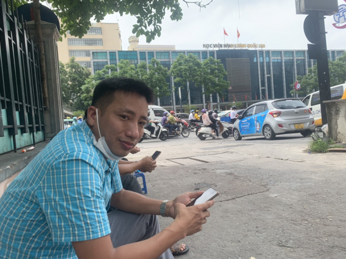 Anh Đạo ngồi chờ ông Thiết vào sảnh tìm những người tại trụ sở ngân hàng MSB tại 54 Nguyễn Chí Thanh, Hà Nội mà ông Thiết bảo là có liên quan. 
