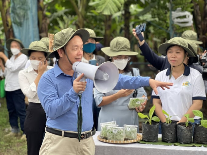 Ông Phạm Quốc Liêm, Chủ tịch, Tổng giám đốc Công ty Cổ phần Nông nghiệp U&I (Unifarm) đang hướng dẫn các nhà khoa học tham quan về nông nghiệp tại Unifarm.