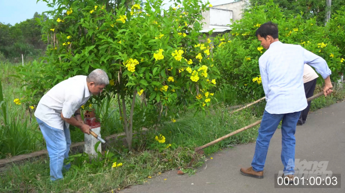  Người dân Châu Đức tích cực chăm sóc các tuyến đường hoa, giúp thay đổi bộ mặt NTM địa phương xanh - sạch - đẹp. Ảnh: Minh Sáng.