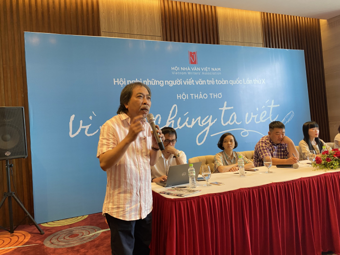 Nhà thơ Nguyễn Quang Thiều phát biểu tại hội thảo 'Vì sao chúng ta viết'.
