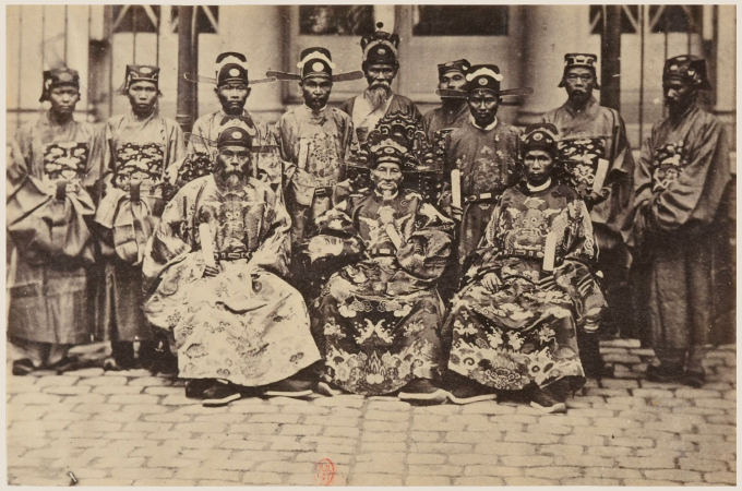 Hình ảnh cụ Phan Thanh Giản (ngồi giữa) chụp năm 1863.