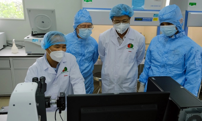 Deputy Minister of Agriculture and Rural Development Phung Duc Tien (far left) inspects the production and preparation of the African Swine Fever vaccine in April 2022.