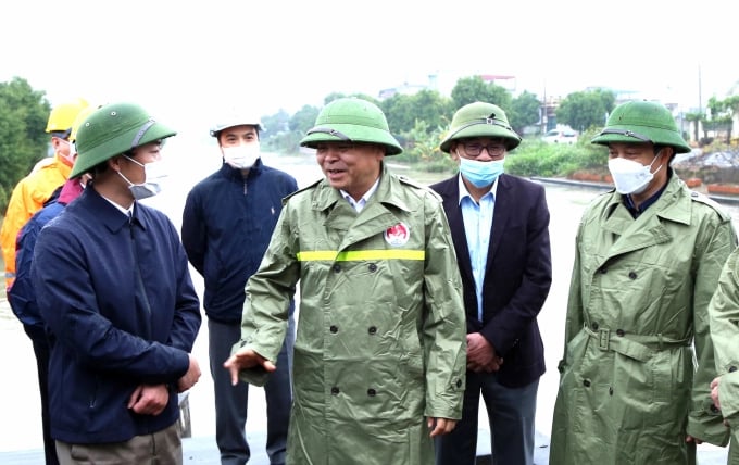 Deputy Minister of Agriculture and Rural Development Nguyen Hoang Hiep inspects the work of collecting water for the winter-spring crop at Tan De sluice, Vu Thu district, Thai Binh province.