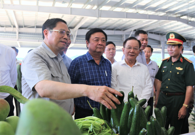 Thủ tướng Phạm Minh Chính và Bộ trưởng Bộ NN-PTNT Lê Minh Hoan thăm nhà máy chế biến nông sản của Doveco tại huyện Mai Sơn, tỉnh Sơn La hồi tháng 5/2022.