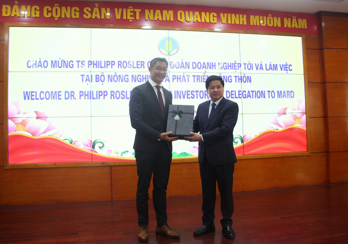 Deputy Minister Le Quoc Doanh presented gifts to Dr. Philipp Rosler. Photo: Linh Linh.