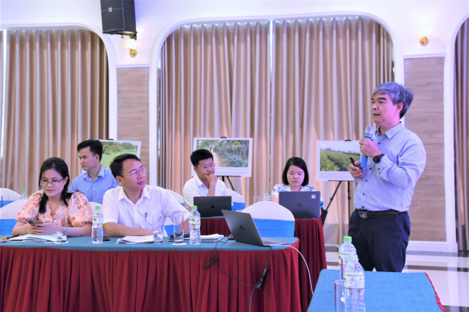 TS Nguyễn Quang Tân (đứng), Điều phối viên Quốc gia của ICRAF tại Việt Nam, chia sẻ kết quả Dự án SIPA Hà Tĩnh. Ảnh: Phạm Hiếu.