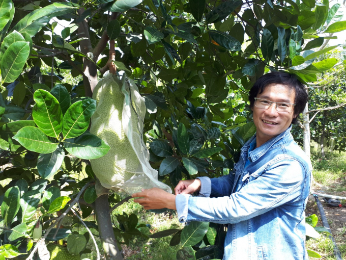 Giám đốc Hợp tác xã trái cây sinh học OCOP, Chủ tịch Hội đồng quản trị Liên hiệp Hợp tác xã trái cây xuất khẩu MeKong Trần Bá Sơn. Ảnh: Hoàng Vũ.