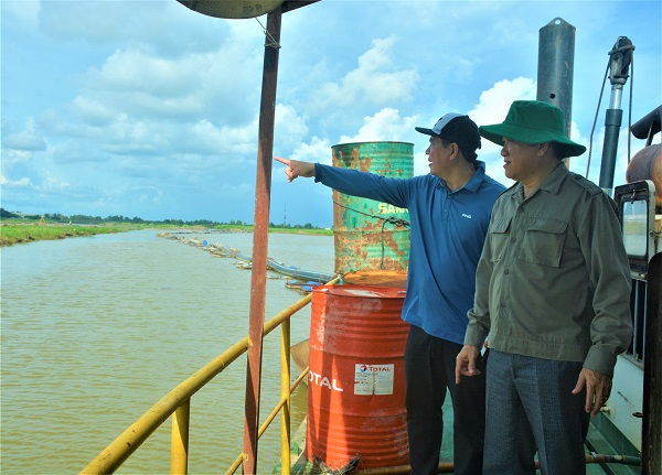 Ông Lê Văn Sử (bên phải), Phó Chủ tịch UBND tỉnh Cà Mau kiểm tra tiến độ thi công công trình hồ chứa nước ngọt. Ảnh: Trúc Đào.