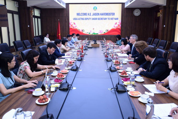On June 30, Deputy Minister of Agriculture and Rural Development Le Quoc Doanh welcomed and worked with USDA Deputy Under Secretary Jason Hafemeister. Photo: Tung Dinh.