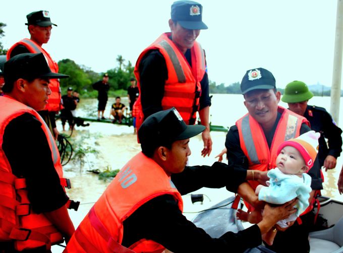 Cảnh sát cơ động cứu hộ người dân trong vùng bị lũ cô lập ở xã Phước Lộc (huyện Tuy Phước, Bình Định). Ảnh: V.Đ.T.