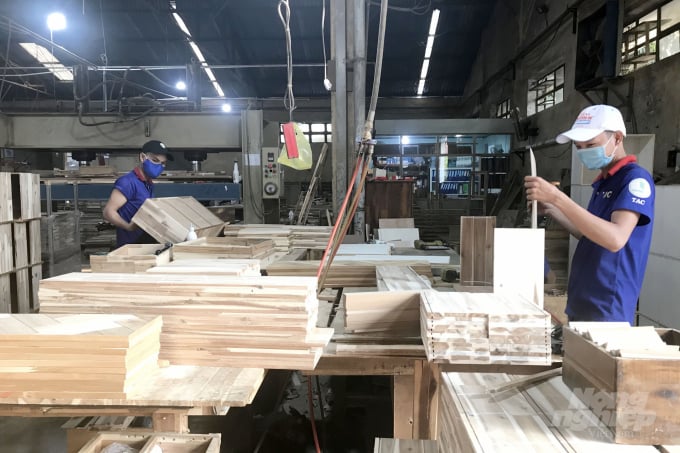 Production of wood furniture for export at Thuan An Wood Processing Joint Stock Company, Binh Duong province. Photo: Thanh Son.