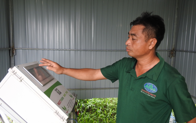 Anh Thái Vinh Quang tiên phong thực hiện mô hình lắp đặt, vận hành trạm giám sát nông nghiệp thông minh. Ảnh: Thanh Nga.