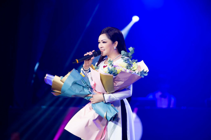Ca sĩ Như Quỳnh trên sân khấu.