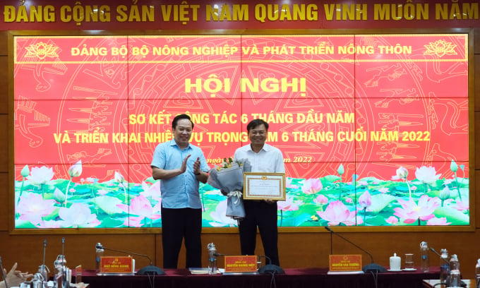 Đồng chí Đỗ Việt Hà, Phó Bí thư Đảng ủy Khối các cơ quan Trung ương tặng Bằng khen cho Đảng bộ Bộ NN-PTNT. Ảnh: Bảo Thắng.