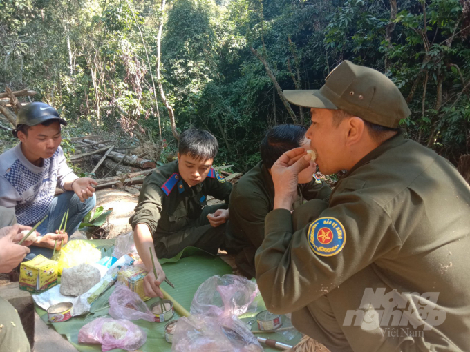 Dù vất vả, khó khăn nhưng thu nhập của những người trong diện biên chế như anh Nguyễn Phương Bình vẫn ổn định hơn nhiều so với lực lượng bảo vệ rừng chuyên trách. Ảnh: VK.