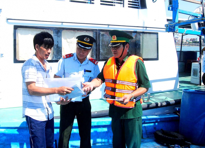 Lực lượng chức năng Bình Định kiểm tra, kiểm soát hoạt động của tàu cá. Ảnh: Vũ Đình Thung.