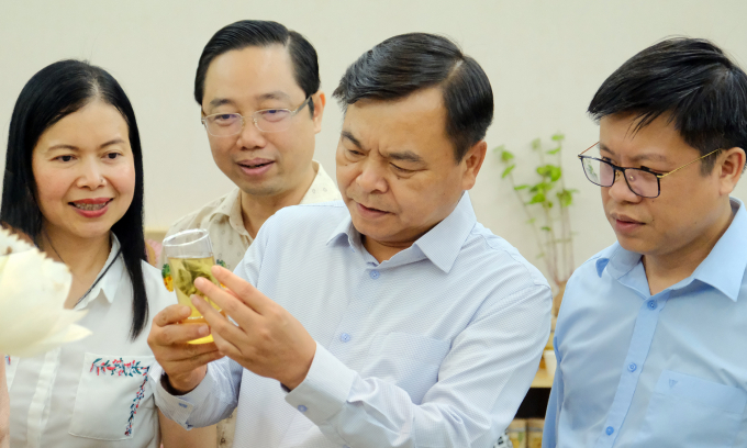 Thứ trưởng Nguyễn Hoàng Hiệp cùng lãnh đạo Bộ NN-PTNT tham quan các gian hàng tại triển lãm. Ảnh: Bảo Thắng.