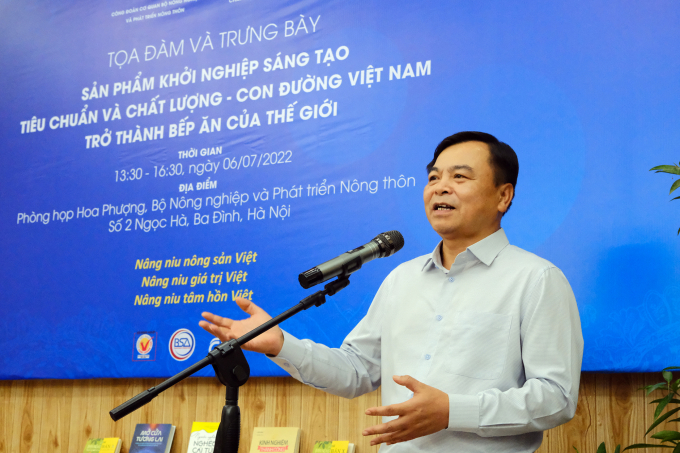 Thứ trưởng Nguyễn Hoàng Hiệp phát biểu, truyền cảm hứng cho các doanh nghiệp dự triển lãm. Ảnh: Bảo Thắng.