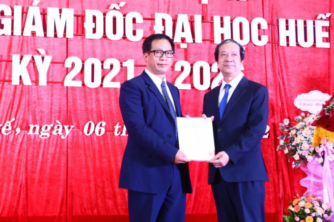 Bộ trưởng Bộ Giáo dục và Đào tạo Nguyễn Kim Sơn trao quyết định công nhận Giám đốc Đại học Huế nhiệm kỳ 2021-2026 cho PGS.TS Lê Anh Phương.