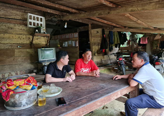 Lực lượng bảo vệ rừng khe Sướn chia sẻ cuộc sống thường nhật với phóng viên Báo Nông nghiệp Việt Nam (áo đen). Ảnh: Anh Khôi.