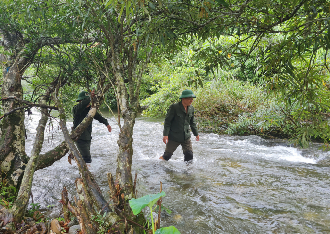 Tuần tra rừng biền biệt, trèo đèo lội suối là công việc chuyên môn thường nhật. Ảnh: Việt Khánh.