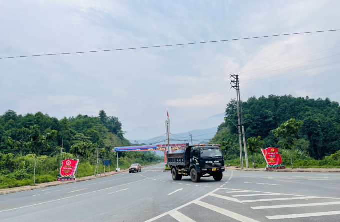 Đường đôi rộng 35m (đường Võ Nguyên Giáp) của huyện Bát Xát không cấm xe tải. Ảnh: H.Đ 