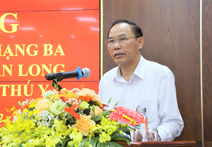 Deputy Minister Phung Duc Tien is speaking at the conference to summarize the performance of the Department of Animal Health in the first half of 2022. Photo: Pham Hieu.
