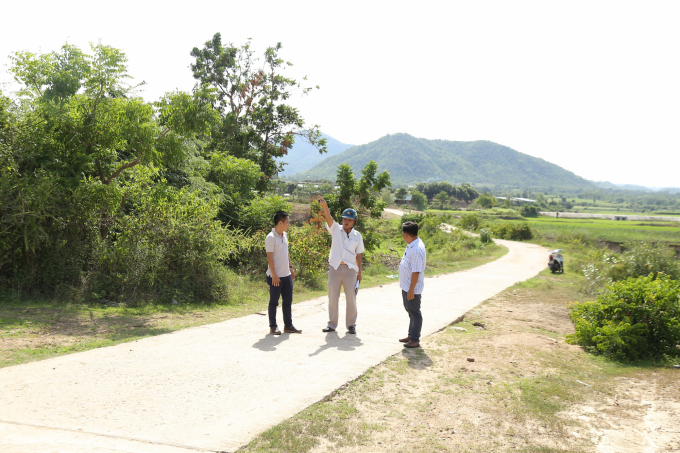 Người dân hiến đất làm đường vành đai tại xã Phú Cấn. Ảnh: Tuấn Anh.