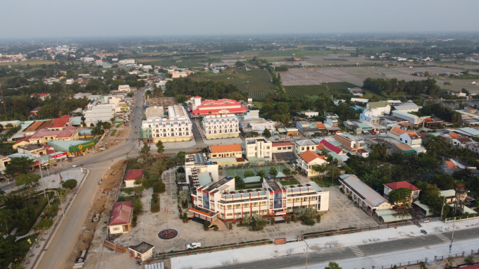 Những vườn thanh long xen lẫn những nhà cao tầng, đường giao thông tại Long An. Ảnh:Trần Trung.