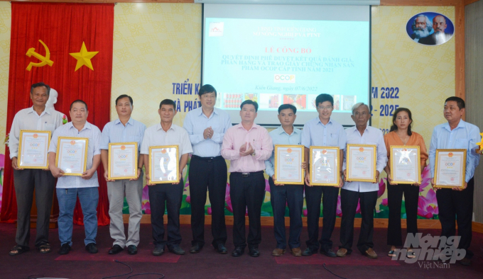 Ông Trần Công Danh (thứ 5 từ trái qua), Phó Giám đốc Sở NN-PTNT Kiên Giang trao chứng nhận cho các chủ thể có sản phẩm đạt chuẩn OCOP cấp tỉnh. Anh: Trung Chánh.
