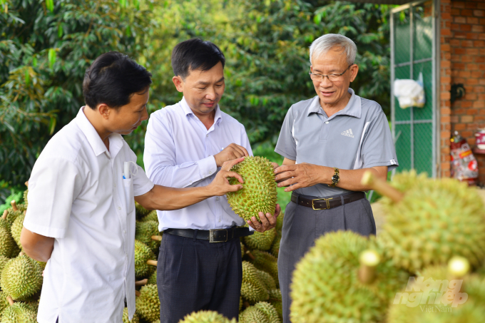 Trong những năm qua, ngành nông nghiệp huyện Đạ Huoai khuyến cáo và hỗ trợ người dân tổ chức sản xuất sầu riêng theo tiêu chuẩn VietGAP, GlobalGAP để tiếp cận thị trường. Ảnh: Minh Hậu.
