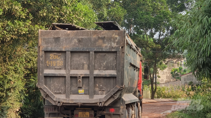 Những chiếc xe tải có thùng được cơi nới tham gia chở đất từ mỏ đất Núi Choẹt, Ảnh: Toán Nguyễn.