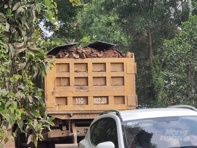 Một xe chở đất đắp có ngọn, đất đá sẵn sàng lăn xuống gây nguy hiểm cho người và phương tiện giao thông khác. Ảnh: Toán Nguyễn. (chụp vào lúc 16h30, ngày 23/6)