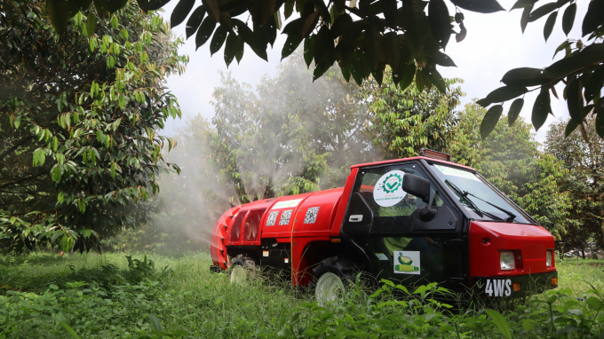 Phương tiện cơ giới hóa hiện đại đưa vào sử dụng giải bài toán lao động, tiết kiệm chi phí sản xuất, đảm bảo sức khỏe và môi trường. Ảnh: Trần Trung.