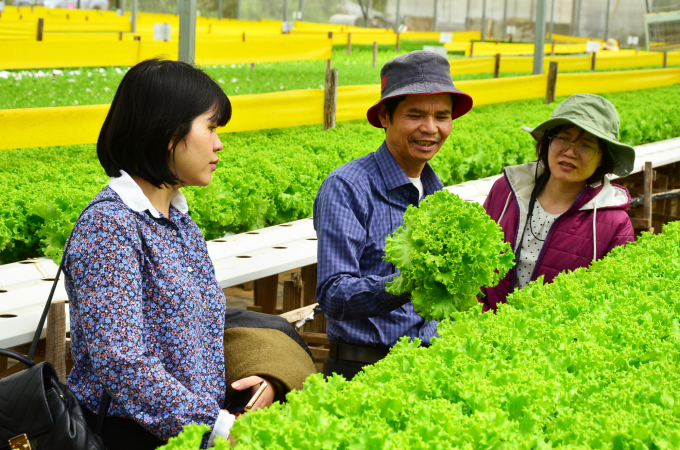 Lam Dong province's agricultural extension officer visited Mr. Duong's farm. Photo: Duong Dinh Tuong.