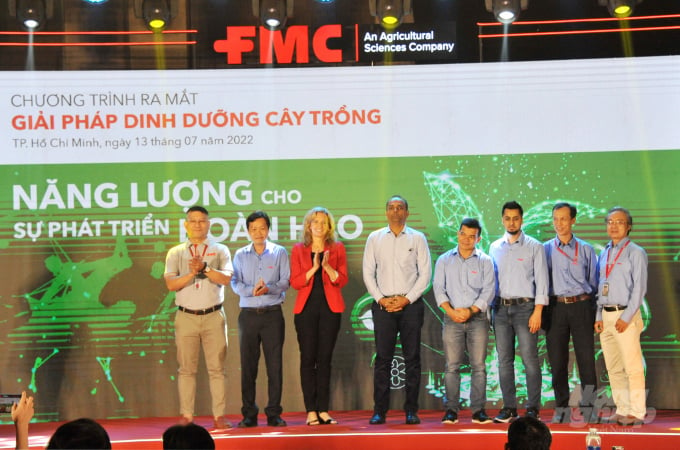 Lãnh đạo FMC ra mắt 6 sản phẩm dinh dưỡng cây trồng nhằm hỗ trợ nông dân Việt Nam. Ảnh: Lê Hoàng Vũ.