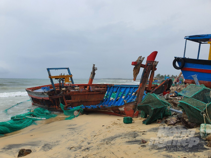 Tàu cá và các loại ngư cụ của người dân Phú Yên bị hư hỏng do thiên tai. Ảnh: Kim Sơ.