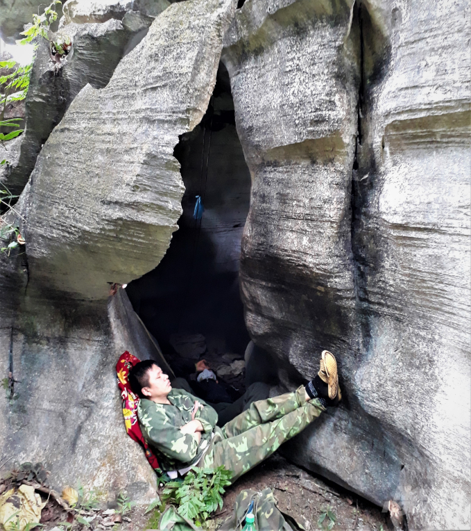 Hang đá là chỗ ngủ thường xuyên của kiểm lâm và nhân viên tuần rừng ở Tuyên Quang. Ảnh: Đào Thanh.