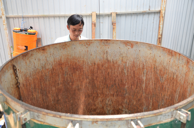 Mr. Dung's homemade heat autoclave to disinfect hydroponic vegetable growing tools. Photo: Duong Dinh Tuong.