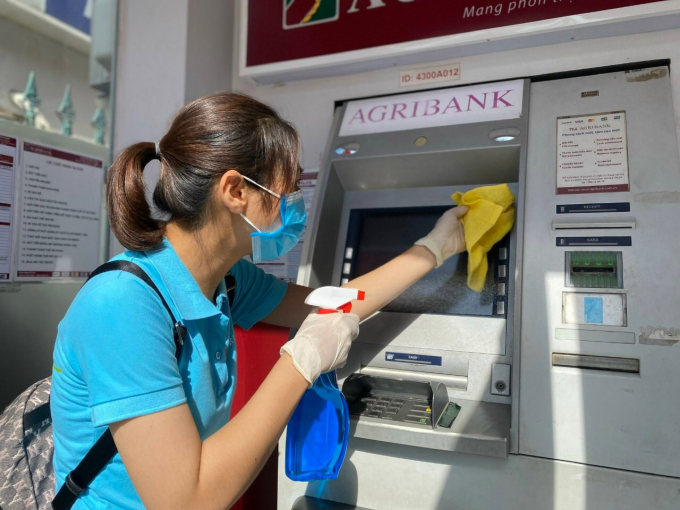 Nhân viên Agribank Bình Định chăm sóc trụ ATM. 