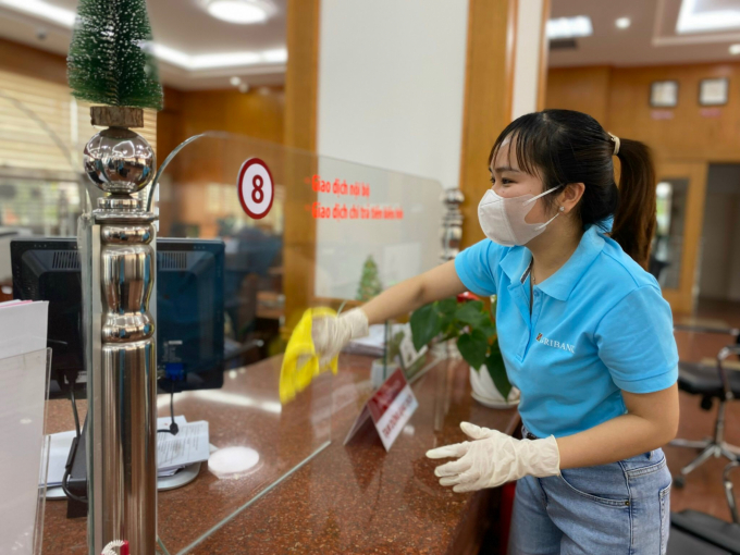 Nhân viên Agribank Bình Định làm vệ sinh nơi khách hàng giao dịch với ngân hàng.