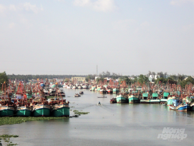 Theo Ban quản lý Cảng cá tỉnh Kiên Giang, trên tuyến sông Cái Bé, Cái Lớn, khu vực gần Cảng cá Tắc Cậu hiện đang có hàng trăm tàu cá chuyên đánh bắt xa bờ phải nằm bờ do đi khai thác bị thua lỗ. Ảnh: Trung Chánh.