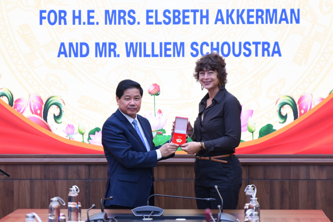Sáng 20/7, Thứ trưởng Lê Quốc Doanh trao kỷ niệm chương 'Vì sự nghiệp Nông nghiệp và Phát triển nông thôn' cho Đại sứ Hà Lan tại Việt Nam Elsbeth Akkerman. Ảnh: Tùng Đinh.